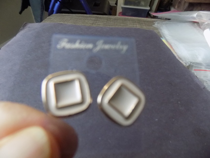 Pair white enamel post earrings TIG with gold square in middle