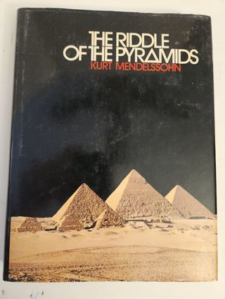 THE RIDDLE OF THE PYRAMIDS by Kurt Mendelssohn (1974 hardcover 224 pages) 29 oz. illustrated