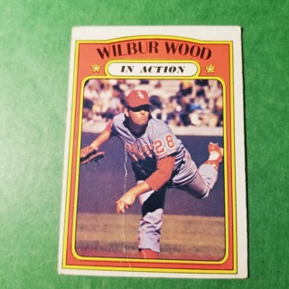 1972 - TOPPS BASEBALL CARD HI NO. 554 - WILBUR WOOD IN ACTION - WHITE SOX