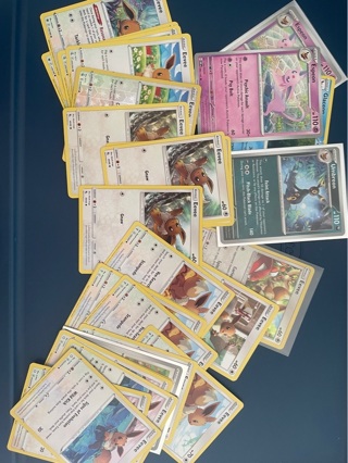 Lot of 28 Pokémon eevee cards