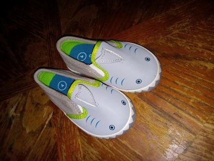 Size 4 little shark shoes for swimming.