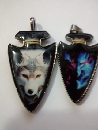 2 Arrowheads with wolfs 