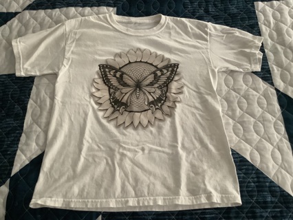 Butterfly On A Sunflower Men’s Small Gently Used T-shirt