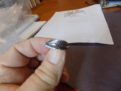 Silvertone ring size 4 wide feather ring very detailed
