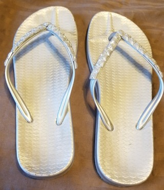 SILVER FLIP-FLOPS -EUC - SZ 7-8 - FREE SHPG :D