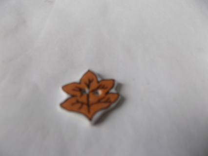 1 inch plastic five petal brown leaf button