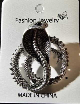 Cobra Fashion Brooches in Silver or Goldtone