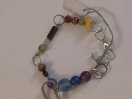 Bracelet handyman with wire and beads