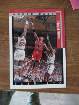 LARGE BASKETBALL Card! **SCOTTIE PIPPEN** Excellent condition! 