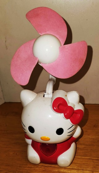 Hello Kitty plastic desk fan - 7" tall - batteries included - computer cord included (tested)