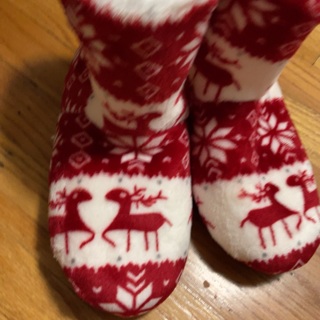 BN REINDEER AND SNOWFLAKE PATTERN SOFT INDOOR PLUSH SLIPPERS. SIZE 9-9.5