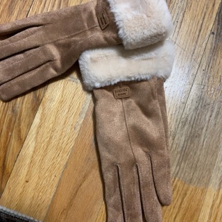BN Pair of Women’s Furry Gloves.