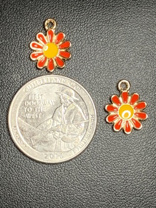 ♡DAISY CHARMS~#4~RED WITH YELLOW~SET OF 2~FREE SHIPPING♡