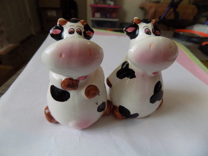 vintage set of 2 black and white cows salt & pepper set with the stoppers 3 1/2 tall