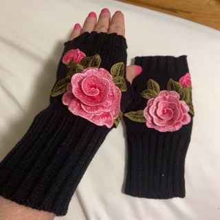 Brand New Women’s Fingerless Elegant Gloves.