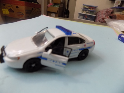 Jada Toys metal diecast Metro Police white car 2010 Chevy Impala doors open & hood