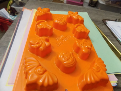 Jello Treats and Sweets Jello mold bats, pumpkins, ghosts, cats