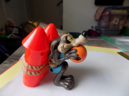 4 inch Wile E Coyote & basketball attached to orange Acme rocket