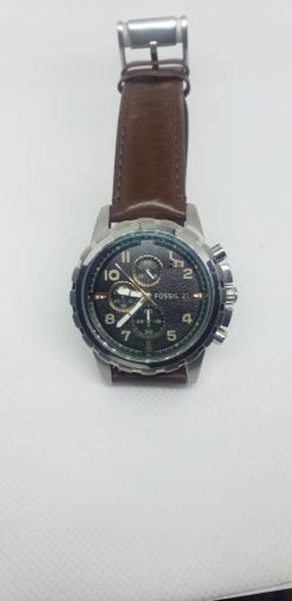 FOSSIL MEN'S ANALOG WRIST WATCH IN NEED OF BATTERY AND REPAIR.