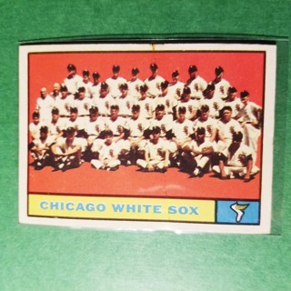 1961 - TOPPS BASEBALL CARD NO.  7 - CHICAGO TEAM - WHITE SOX