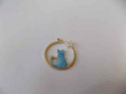 Blue enamel cat charm sitting inside a goldtone circle, clear flower on rim