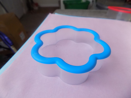 Blue rim acrylic 6 petal flower shape cookie cutter