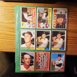 9 - MIXED LOT  -  TOPPS - LOW TO MID GRADE - BASEBALL CARDS