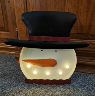 Lighted, Metal SNOWMAN, uses batteries