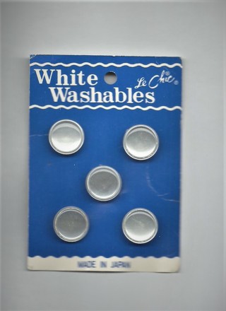 Vintage Le Chic White Washable buttons (5) 3/4" on Original Card