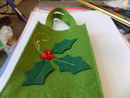 Green felt double handle bag with green holly leave in 3D, red jewelberries 6 x4 x 4