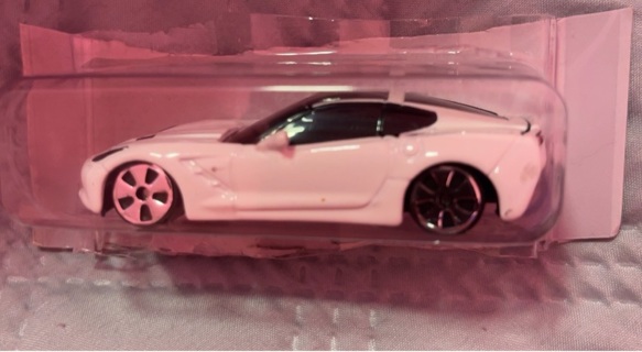 Maisto White Corvette 1:64