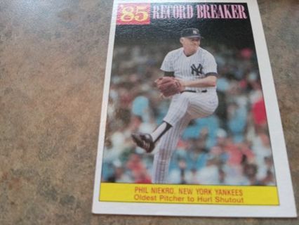 1986 TOPPS 1985 RECORD BREAKER PHIL NIEKRO NEW YORK YANKEES BASEBALL CARD# 204