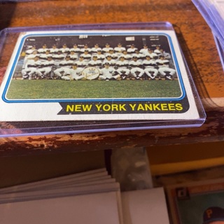 1974 topps New York Yankees team baseball card 