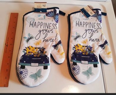 2 Oven Mitts "Happiness Grows Here"