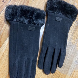 BN Pair of Elegant Black Gloves .