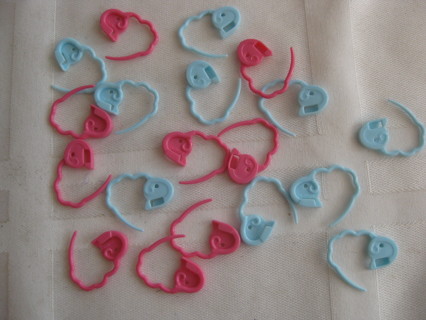 Locking stitch markers, 19 pcs. pink & light blue.