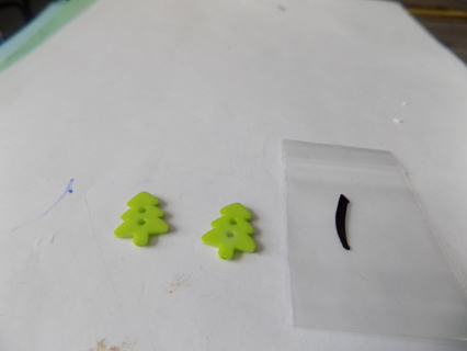 Pair green plastic tree shape buttons 3/4 in