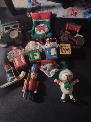 FNL LIST: Baggie 1 of Misc Vintage Ornaments