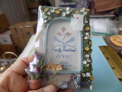 Resin photo frame with white and yellow flowers, cat, & potted plant