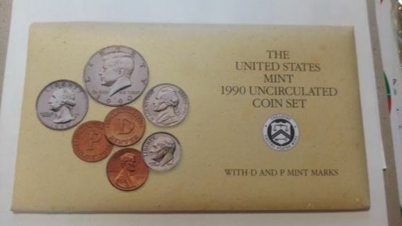 1990- US MINT UNCIRCULATED COIN SET.. IN ORIGINAL GOVERNMENT PACKAGING.. IN A+ CONDITION...