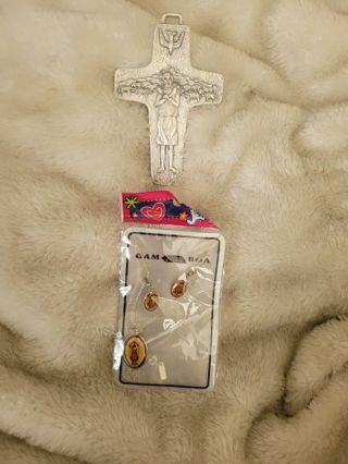 A WALL CROSS HANGING AND A JESUS NECKLACE SET VERY GOOD