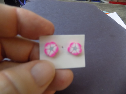 Dark pink and white flower post earrings with a star in middle