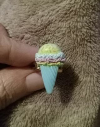 Ice-cream cone adjustable charm ring nip