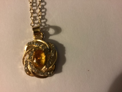 GOLDEN NECKLACE WITH GOLDEN PENDANT AND STONE