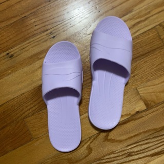 BN Women’s Lightweight Indoor/Outdoor Slippers. Size: 8-8.5