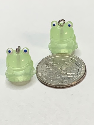 FROGS~#1~GREEN~SET OF 2 FROGS~CHARMS AND GLOW IN THE DARK~FREE SHIPPING!