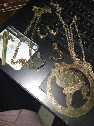 i added alot more,,BUNCH OF NEW/USED JEWELRY & MORE THINGS