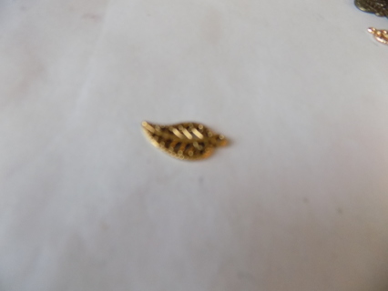 Goldtone filigree leaf charm # 7