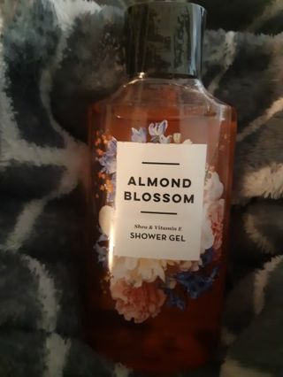 BBW almond blossom shower gel