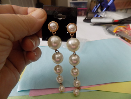 4inch long  post earrings graduating size pearls
